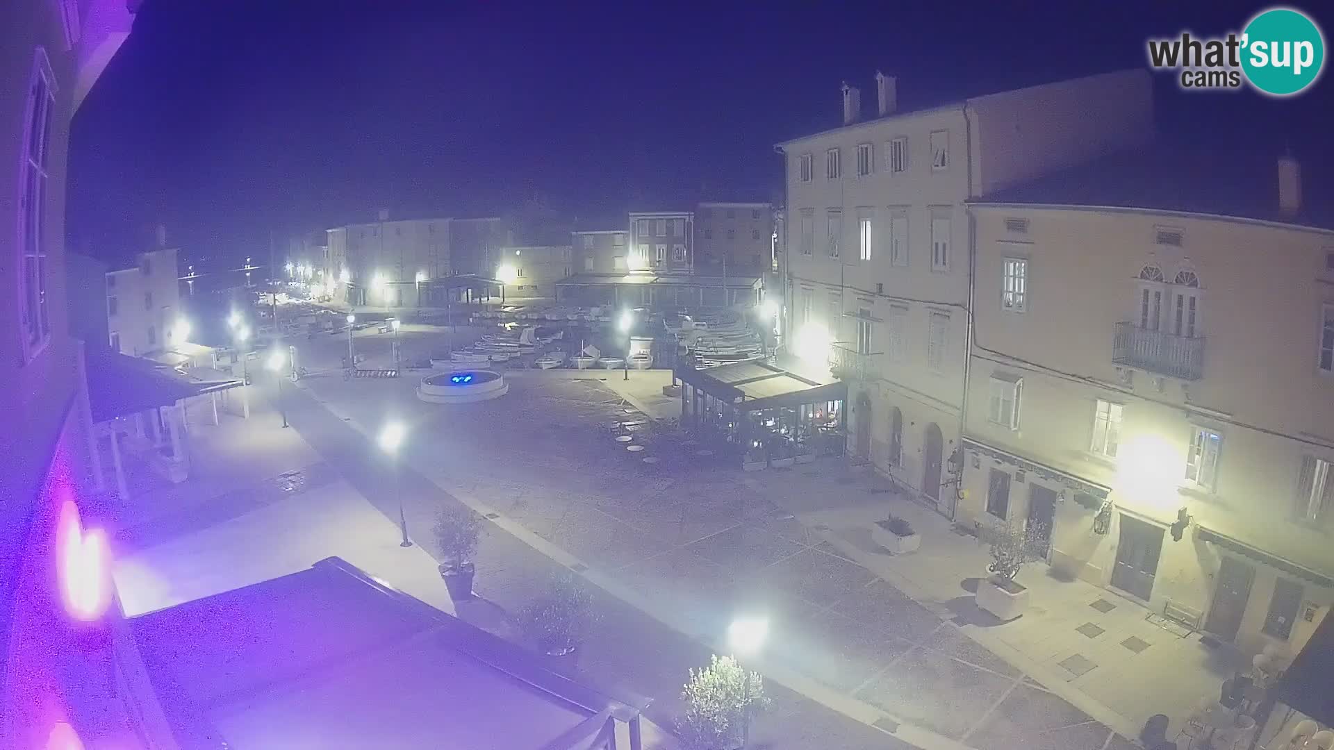 Web kamera Grad Cres – glavni trg i “mandrač” – otok Cres