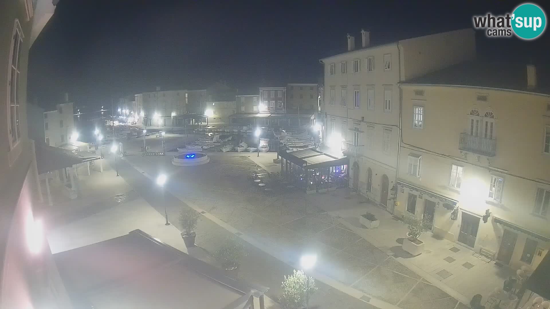 V ŽIVO spletna kamera Cres mesto – glavni trg in “mandrač” – otok Cres – Hrvaška