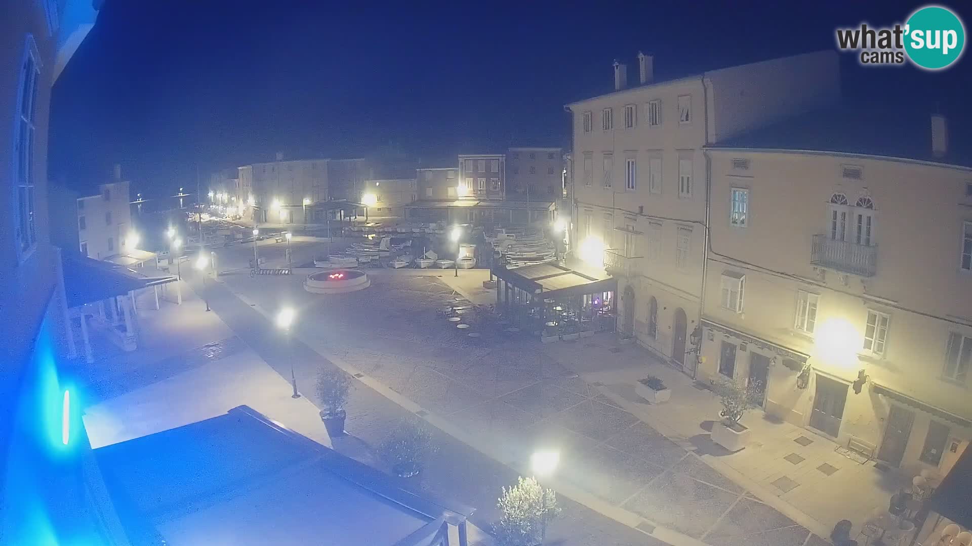 Web kamera Grad Cres – glavni trg i “mandrač” – otok Cres