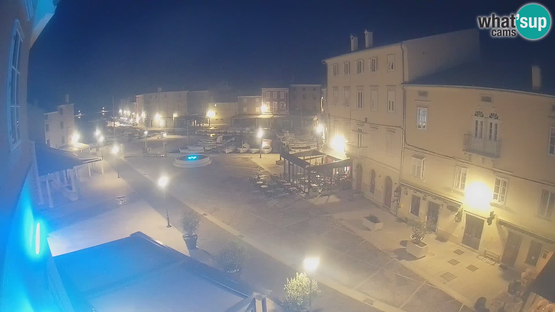 V ŽIVO spletna kamera Cres mesto – glavni trg in “mandrač” – otok Cres – Hrvaška