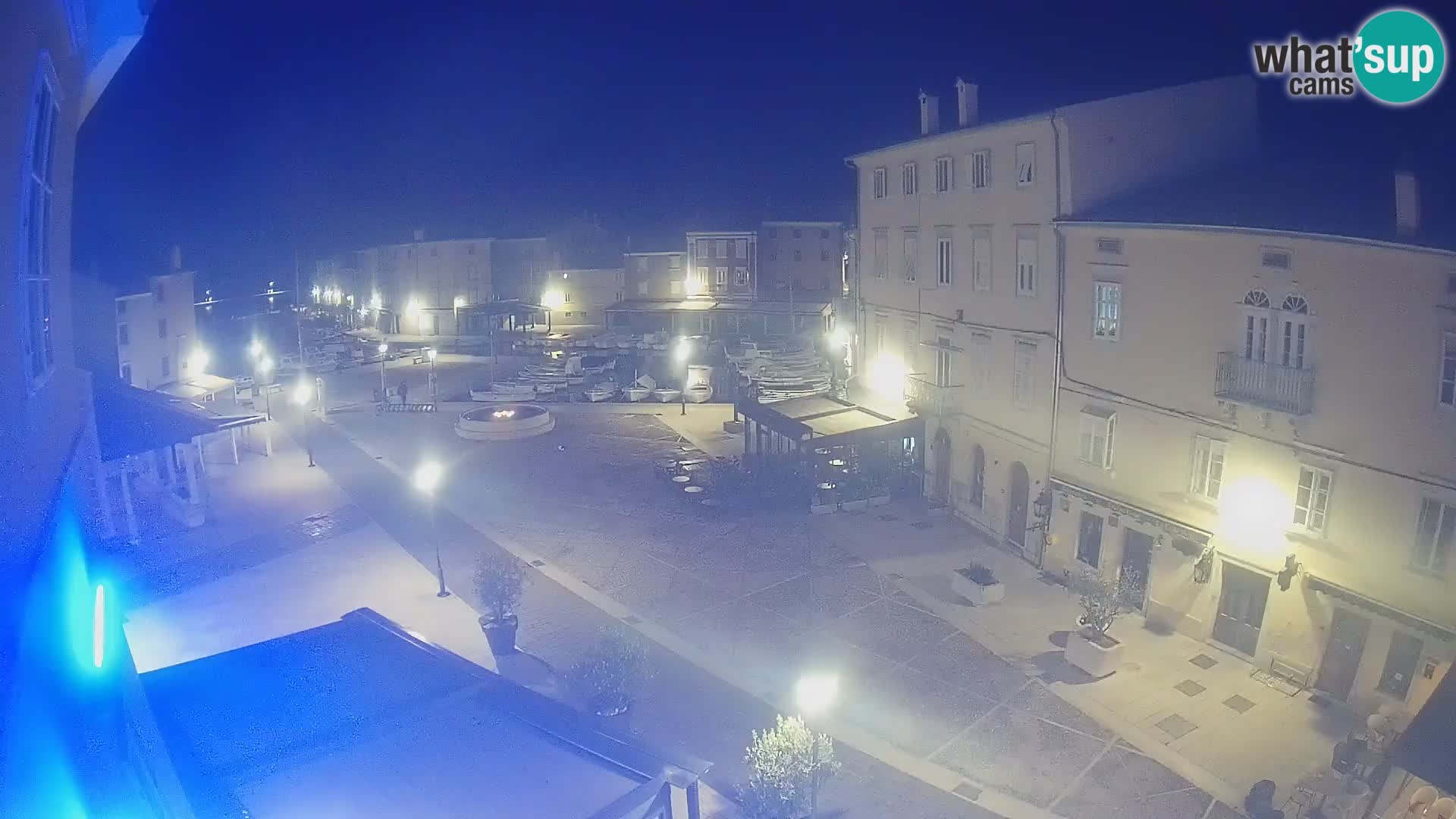 V ŽIVO spletna kamera Cres mesto – glavni trg in “mandrač” – otok Cres – Hrvaška