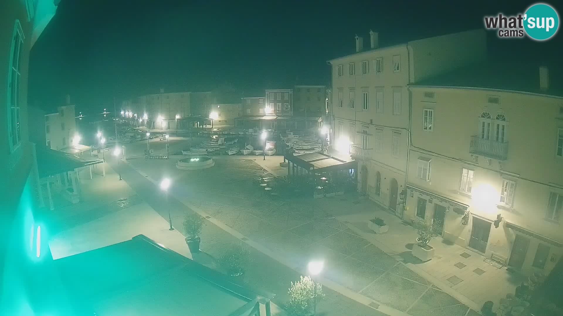 Web kamera Grad Cres – glavni trg i “mandrač” – otok Cres