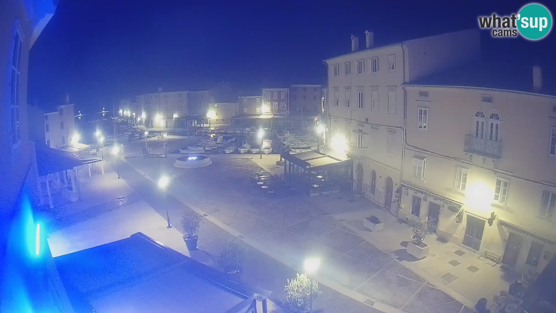 V ŽIVO spletna kamera Cres mesto – glavni trg in “mandrač” – otok Cres – Hrvaška