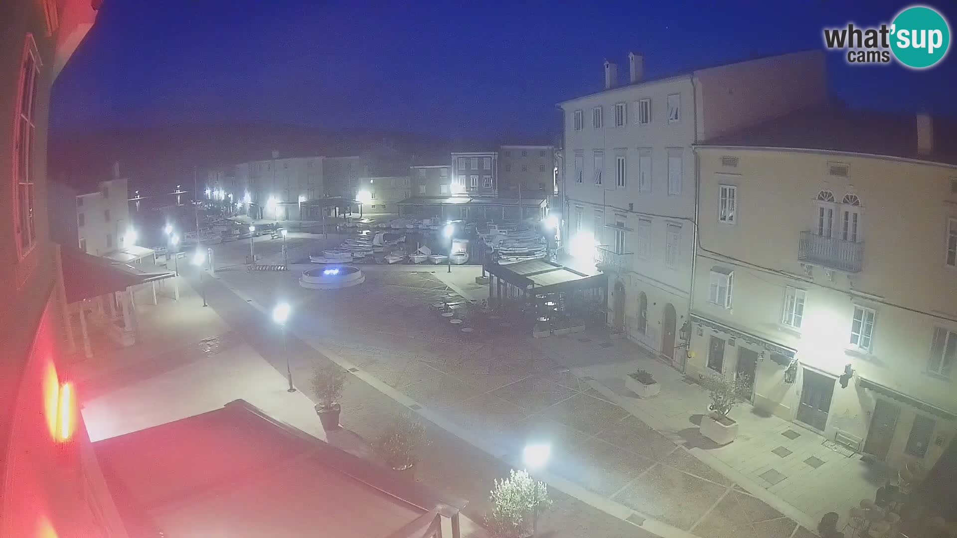 V ŽIVO spletna kamera Cres mesto – glavni trg in “mandrač” – otok Cres – Hrvaška