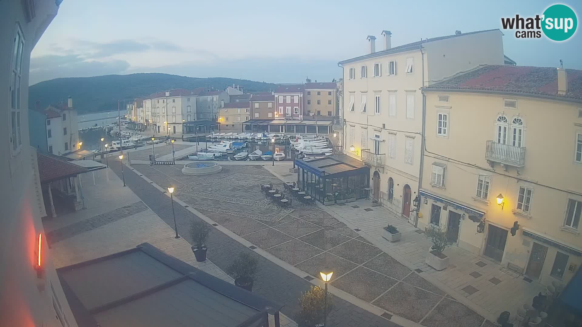 V ŽIVO spletna kamera Cres mesto – glavni trg in “mandrač” – otok Cres – Hrvaška