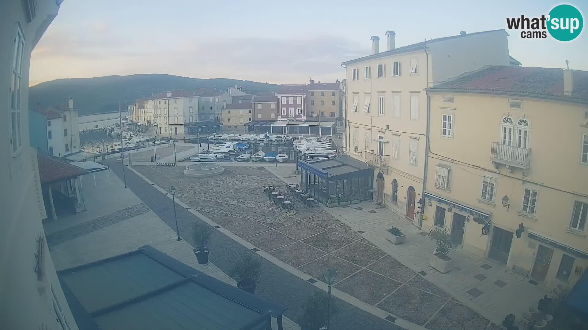 V ŽIVO spletna kamera Cres mesto – glavni trg in “mandrač” – otok Cres – Hrvaška