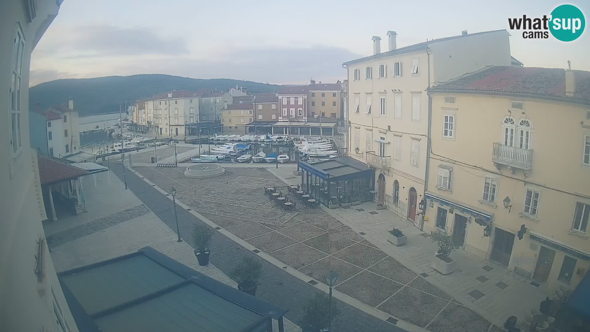 Web kamera Grad Cres – glavni trg i “mandrač” – otok Cres