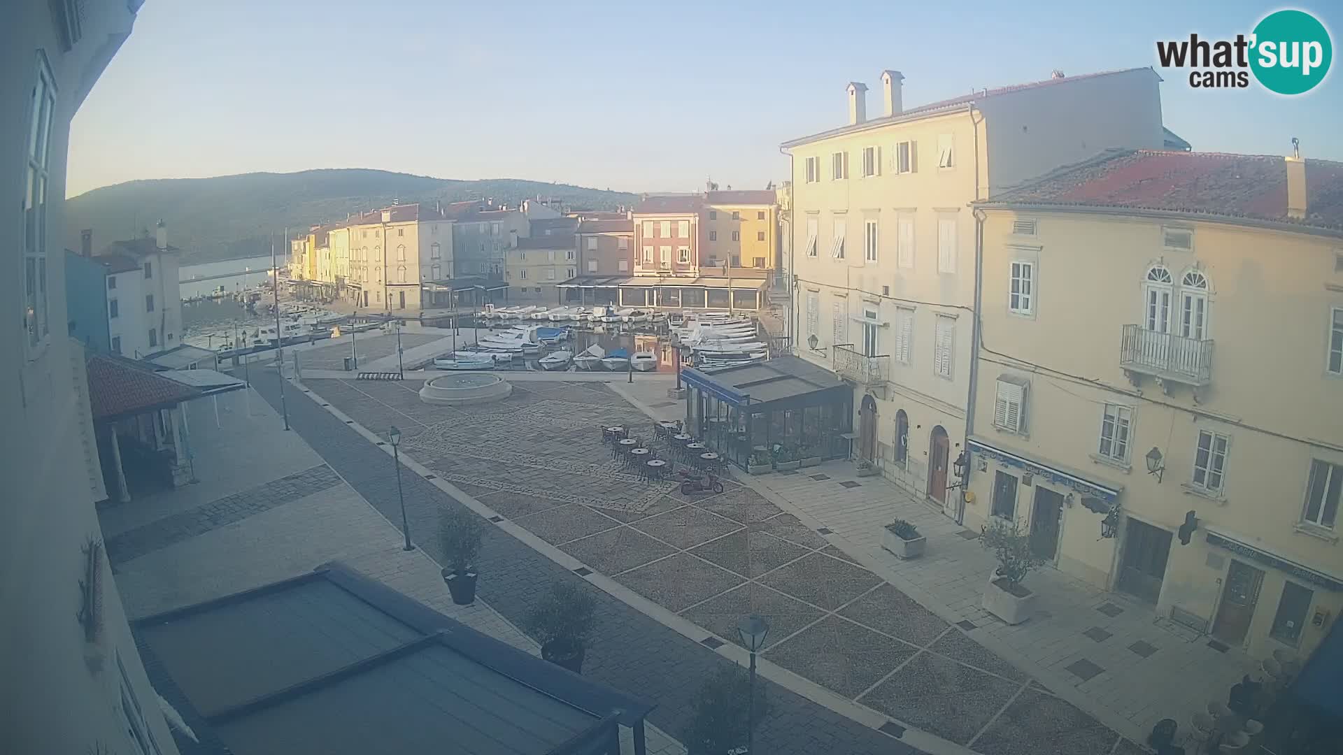 Cámara en vivo ciudad de Cres – plaza principal y “mandrač” – isla de Cres – Croacia