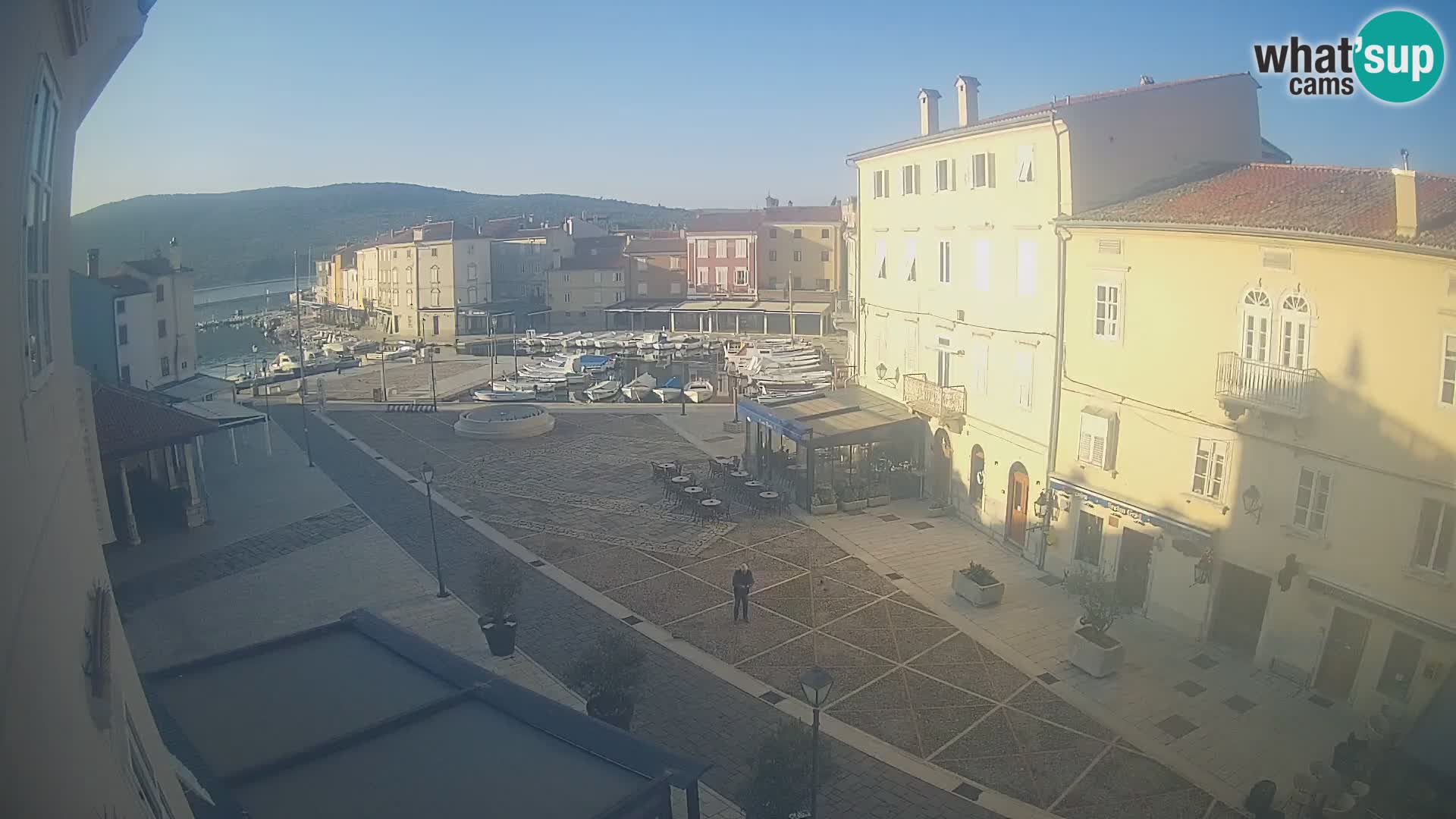 LIVE cam Cres city – place principale et “mandrač” – île de Cres – Croatie