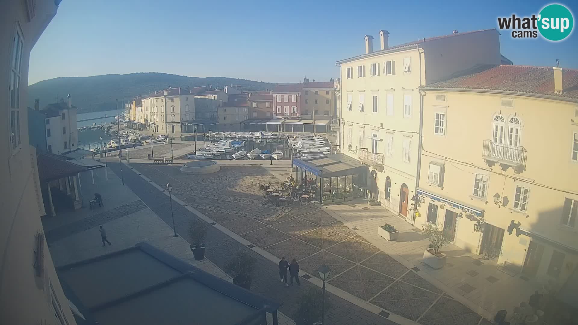 Web kamera Grad Cres – glavni trg i “mandrač” – otok Cres