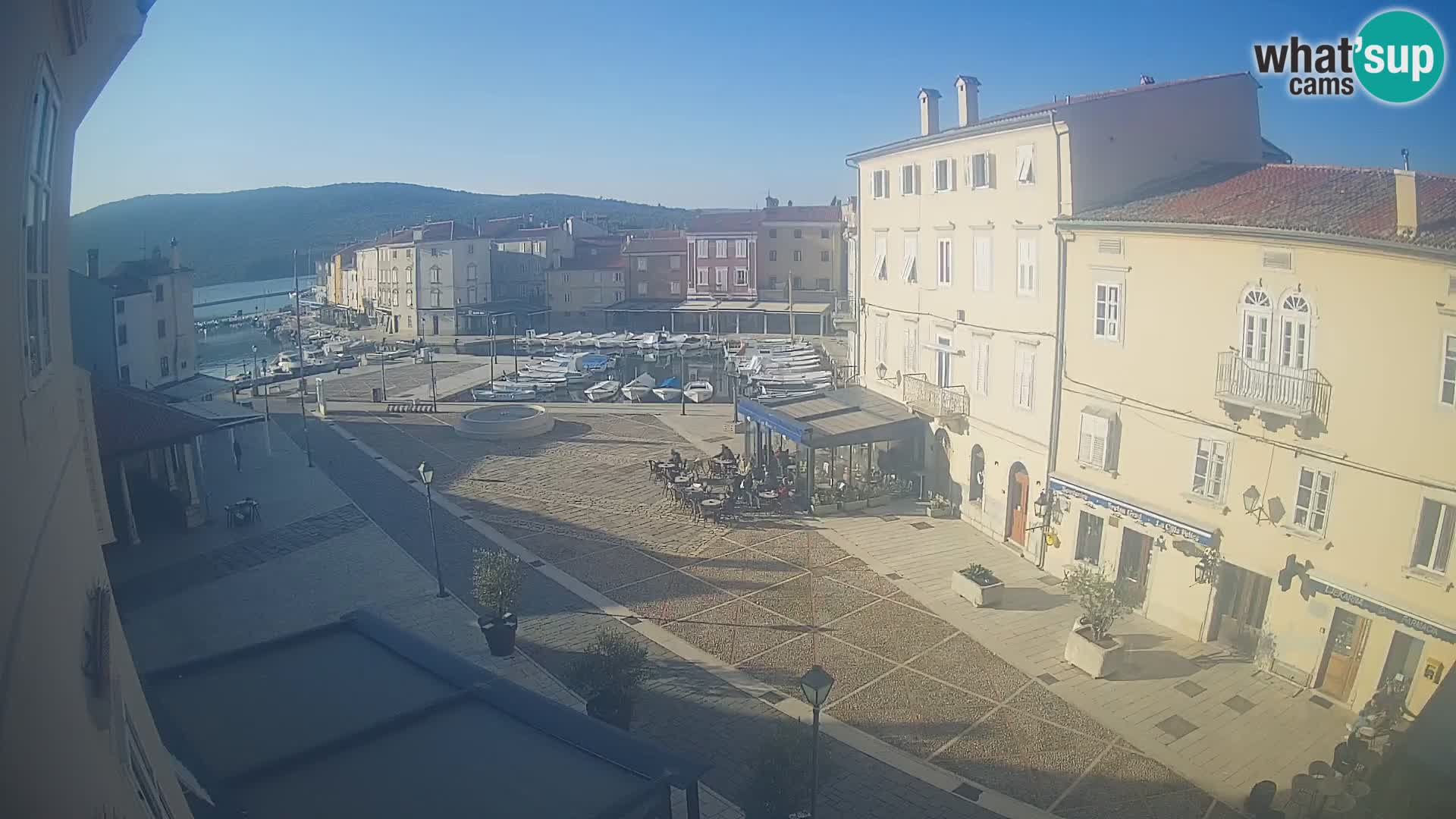 LIVE cam Cres city – place principale et “mandrač” – île de Cres – Croatie