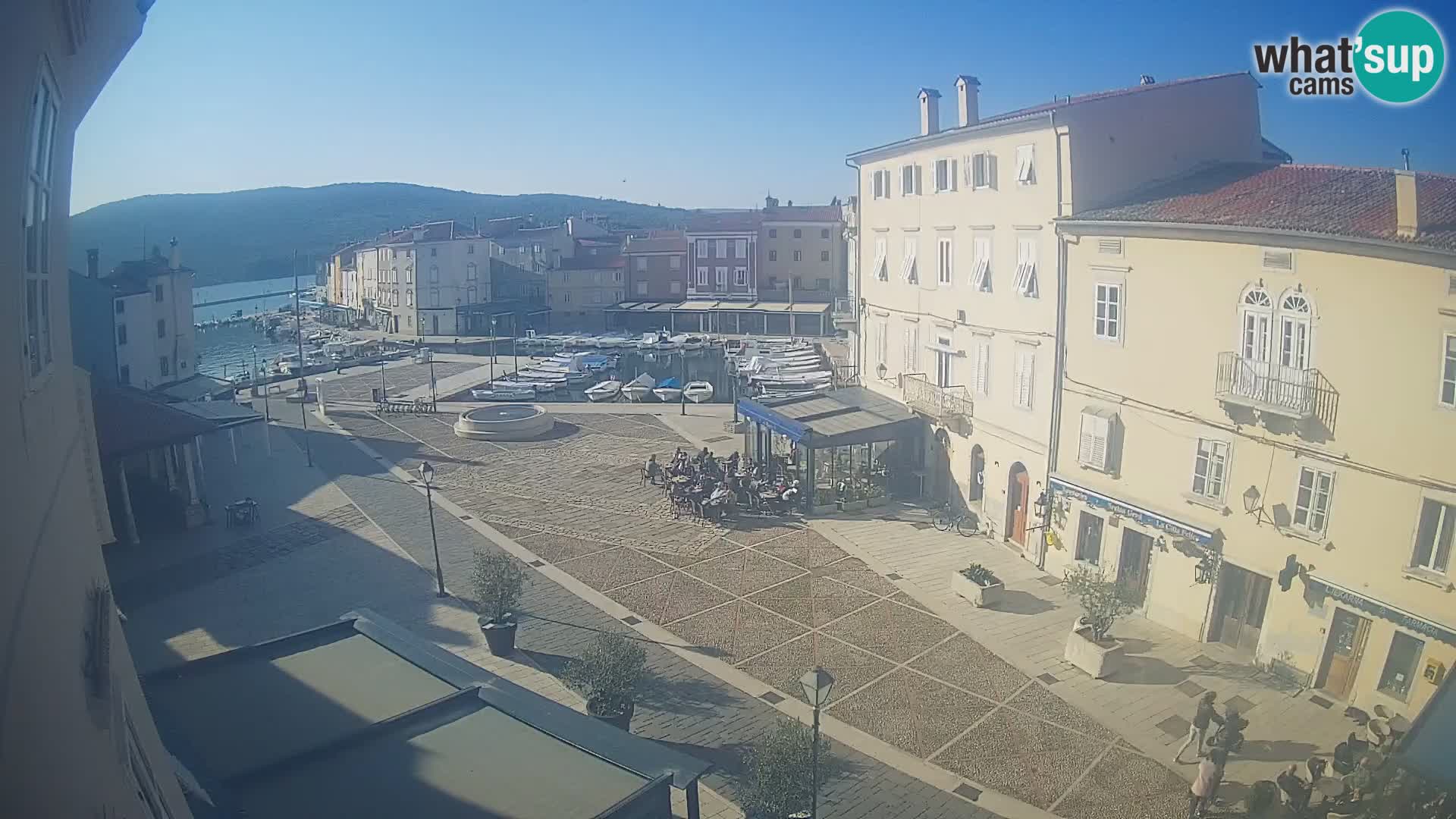 Web kamera Grad Cres – glavni trg i “mandrač” – otok Cres