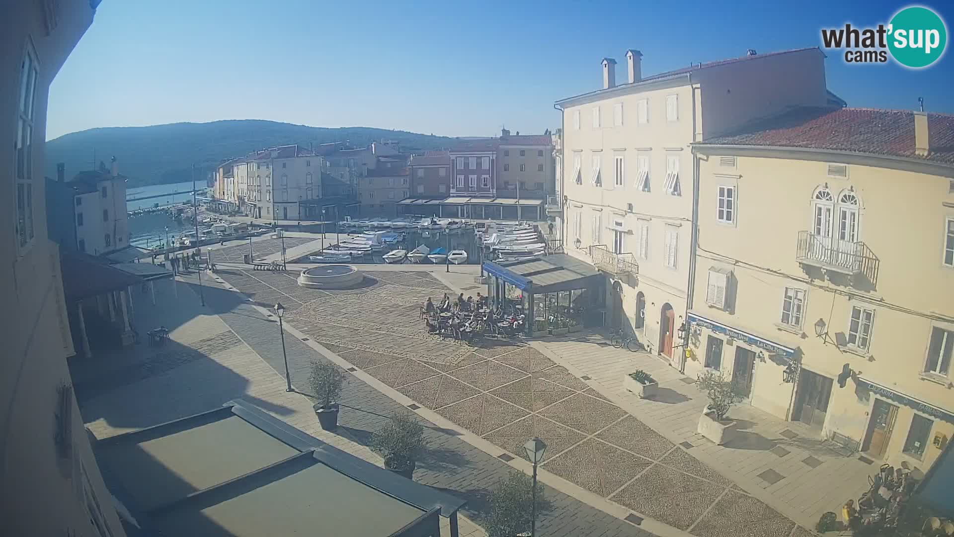 Web kamera Grad Cres – glavni trg i “mandrač” – otok Cres