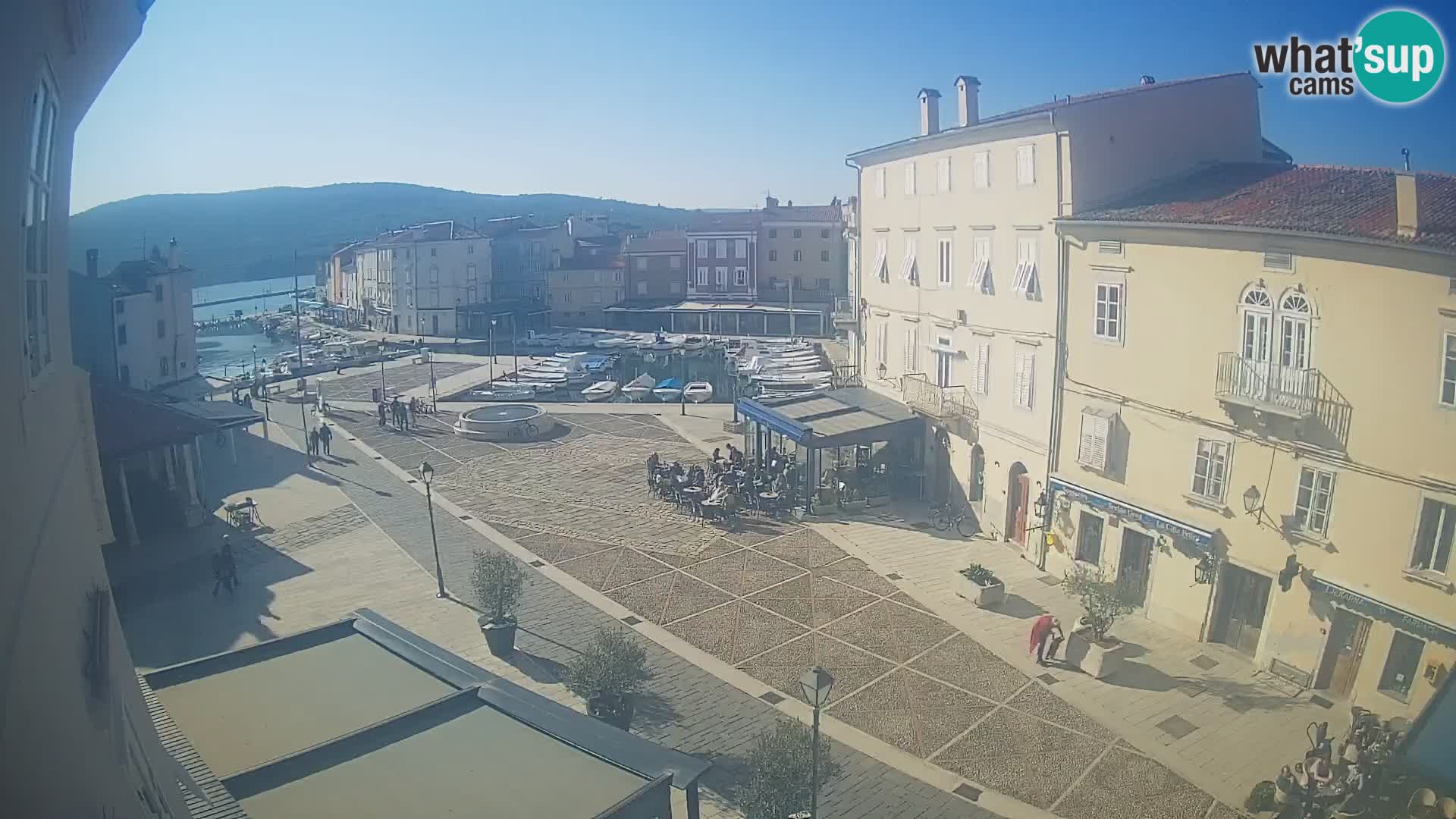 Cámara en vivo ciudad de Cres – plaza principal y “mandrač” – isla de Cres – Croacia
