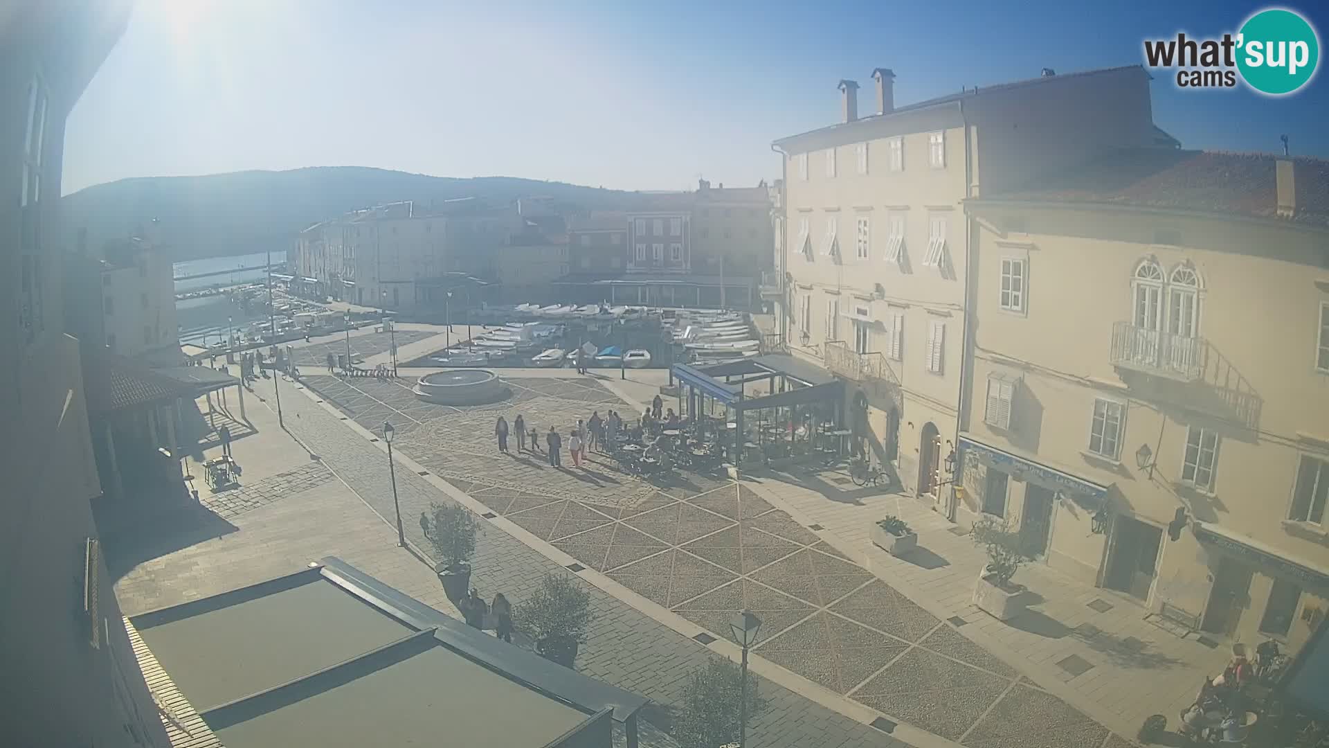 Web kamera Grad Cres – glavni trg i “mandrač” – otok Cres