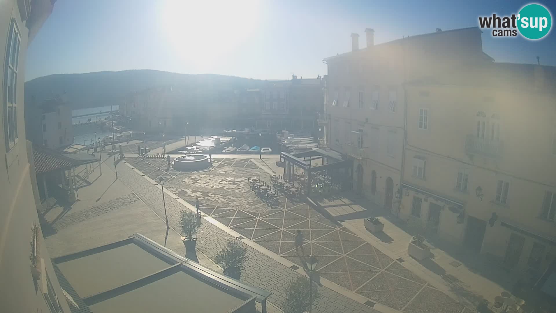 Web kamera Grad Cres – glavni trg i “mandrač” – otok Cres