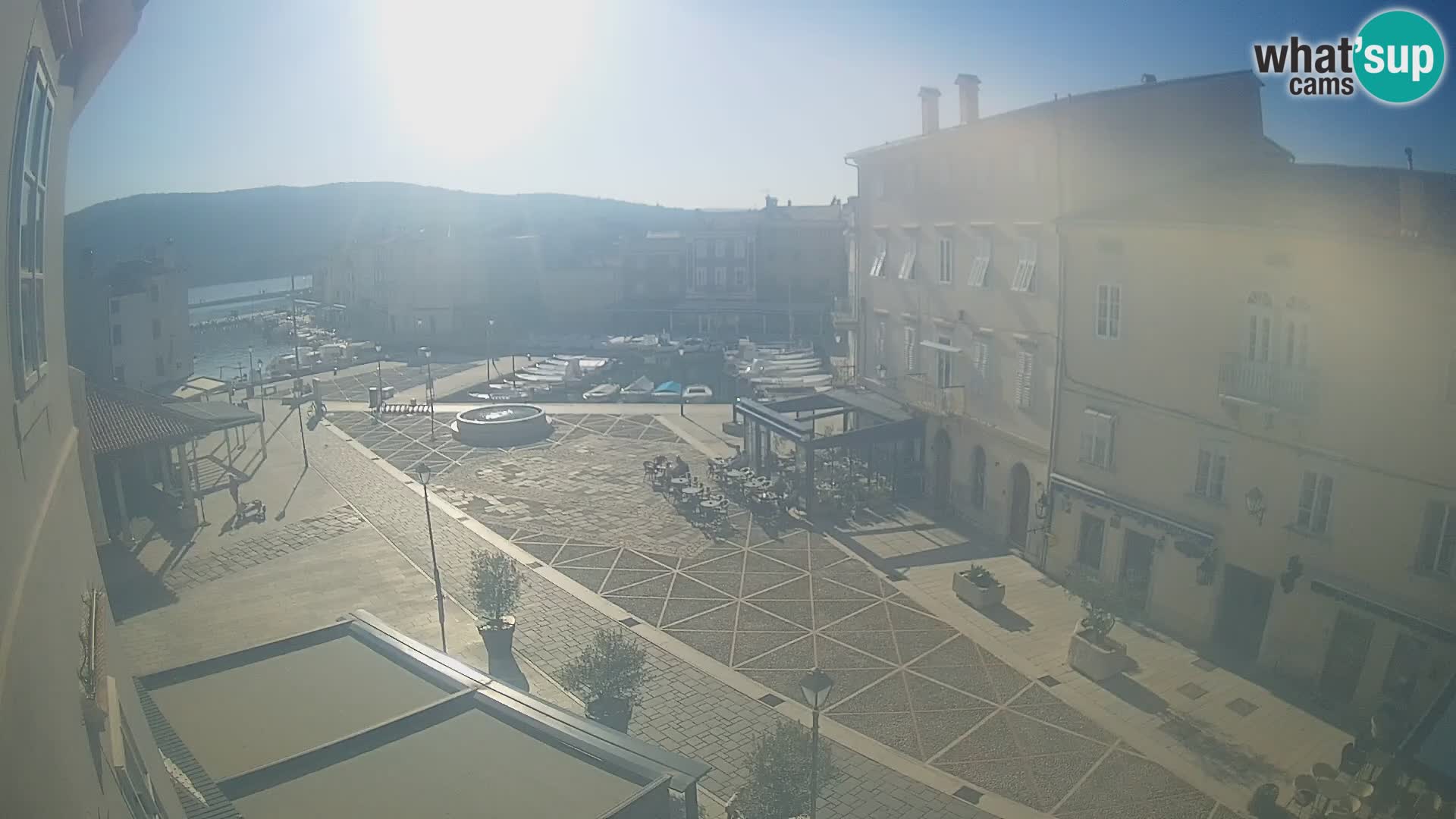 Cámara en vivo ciudad de Cres – plaza principal y “mandrač” – isla de Cres – Croacia