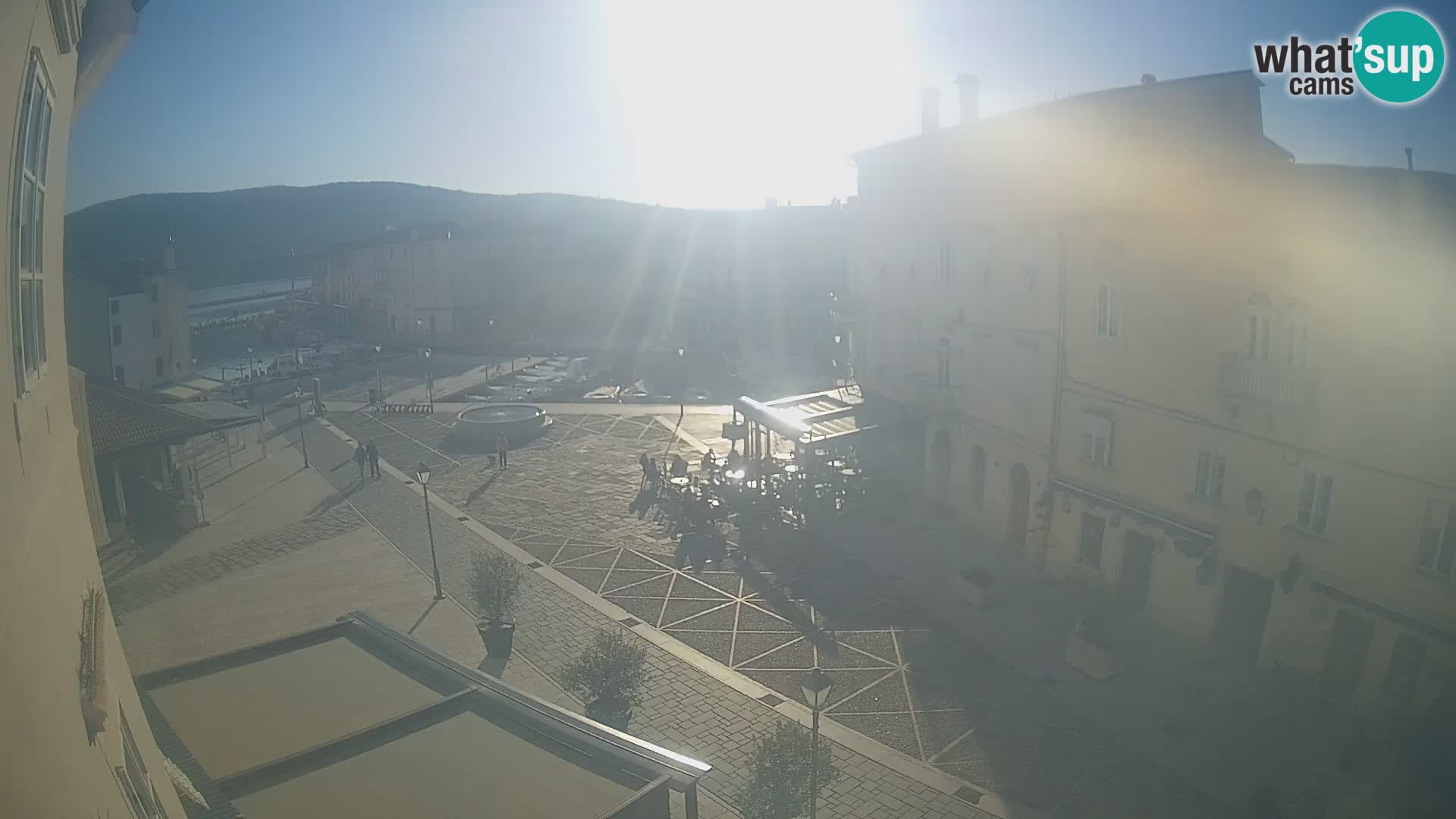 Cámara en vivo ciudad de Cres – plaza principal y “mandrač” – isla de Cres – Croacia