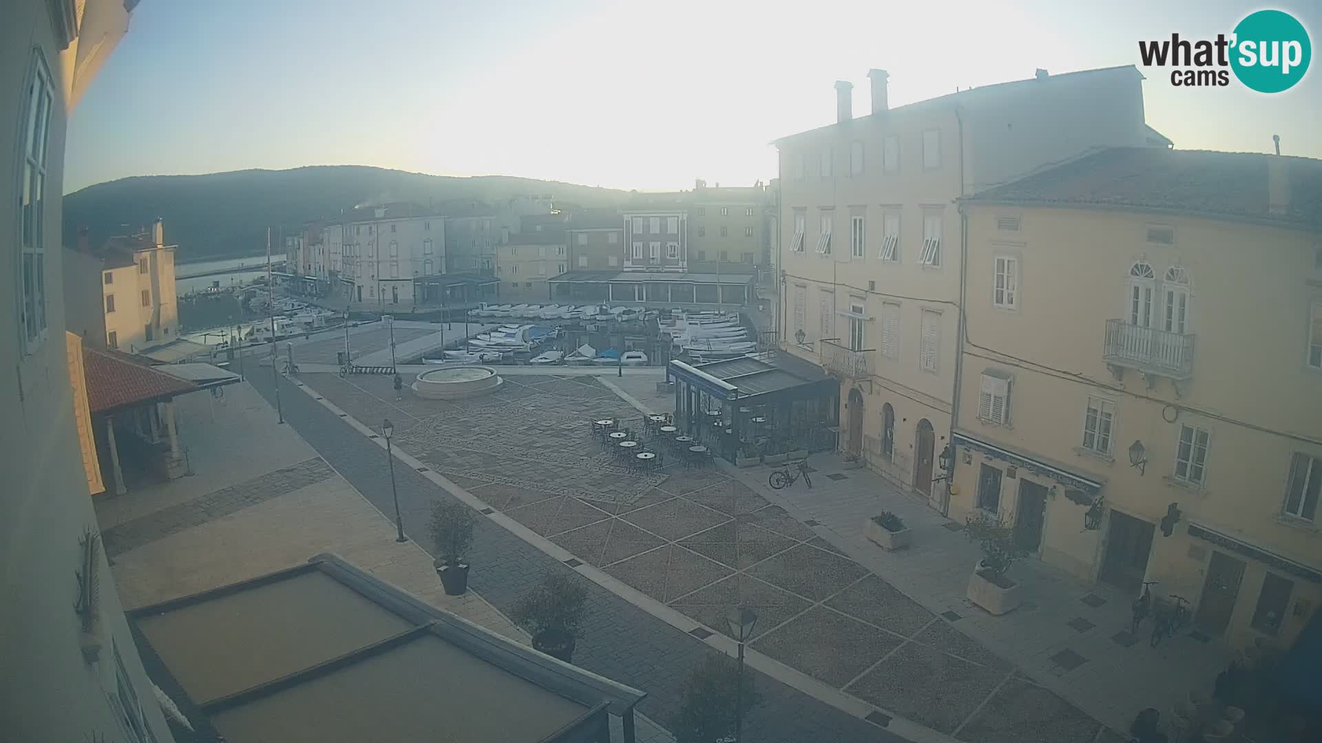 LIVE cam Cres city – place principale et “mandrač” – île de Cres – Croatie
