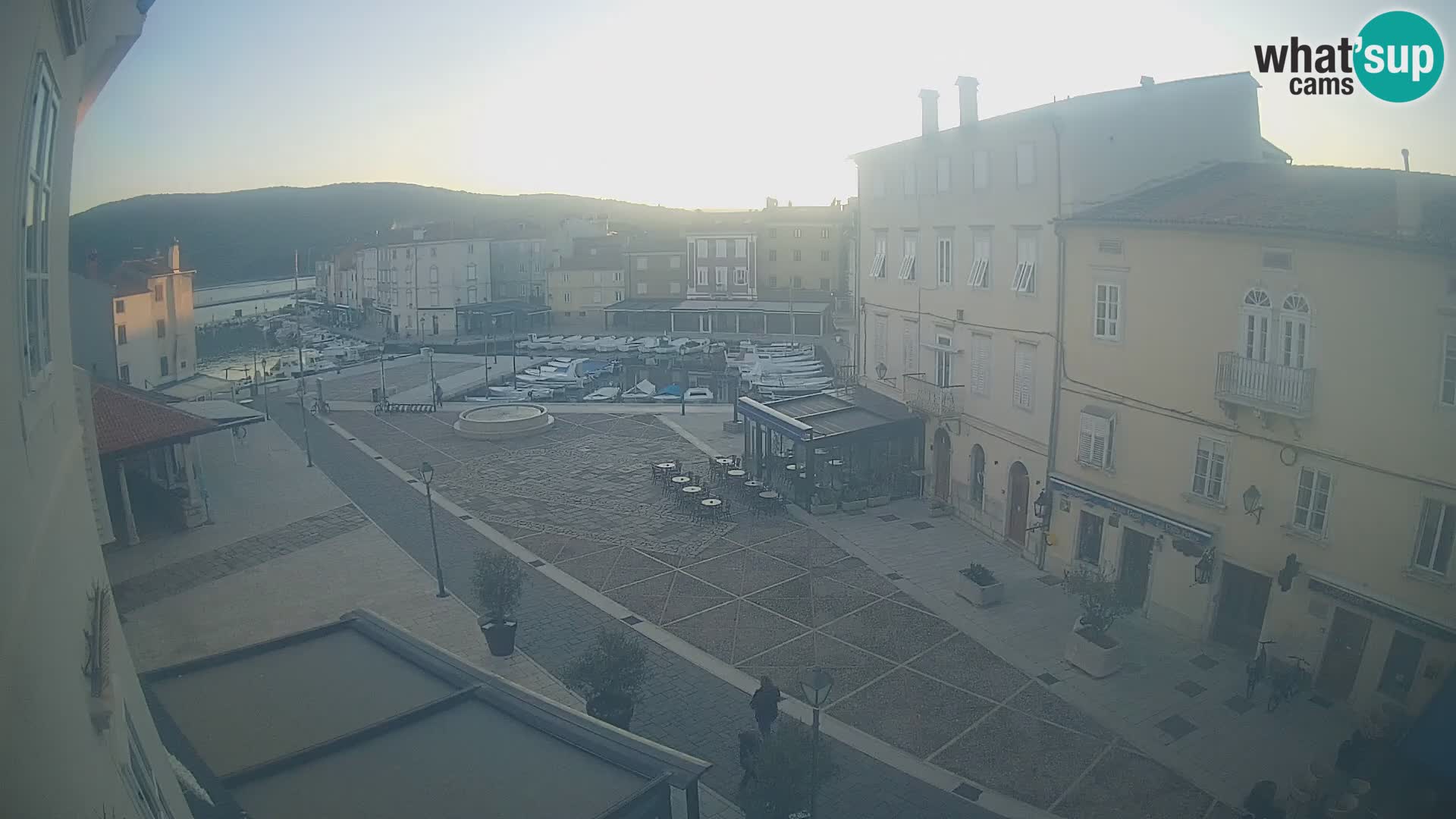 Cámara en vivo ciudad de Cres – plaza principal y “mandrač” – isla de Cres – Croacia