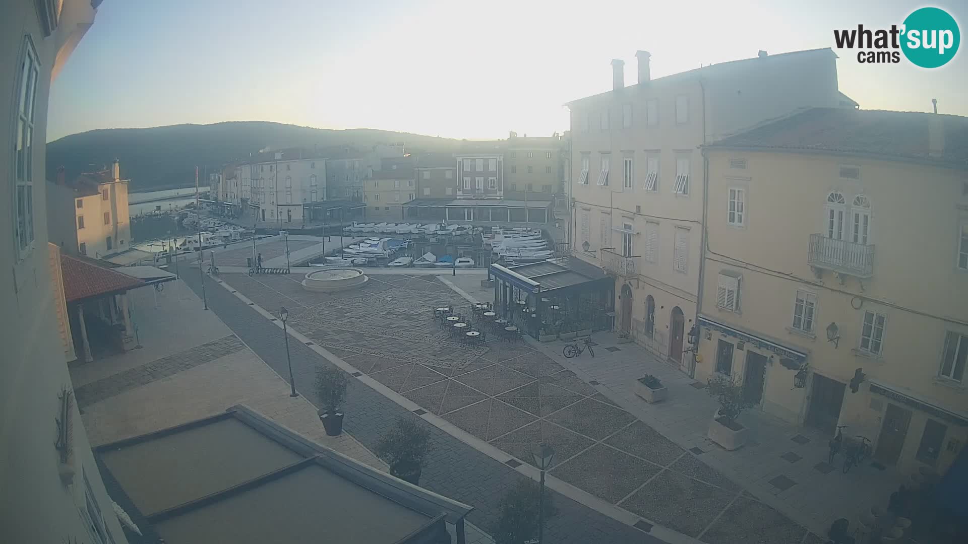 LIVE cam Cres city – place principale et “mandrač” – île de Cres – Croatie