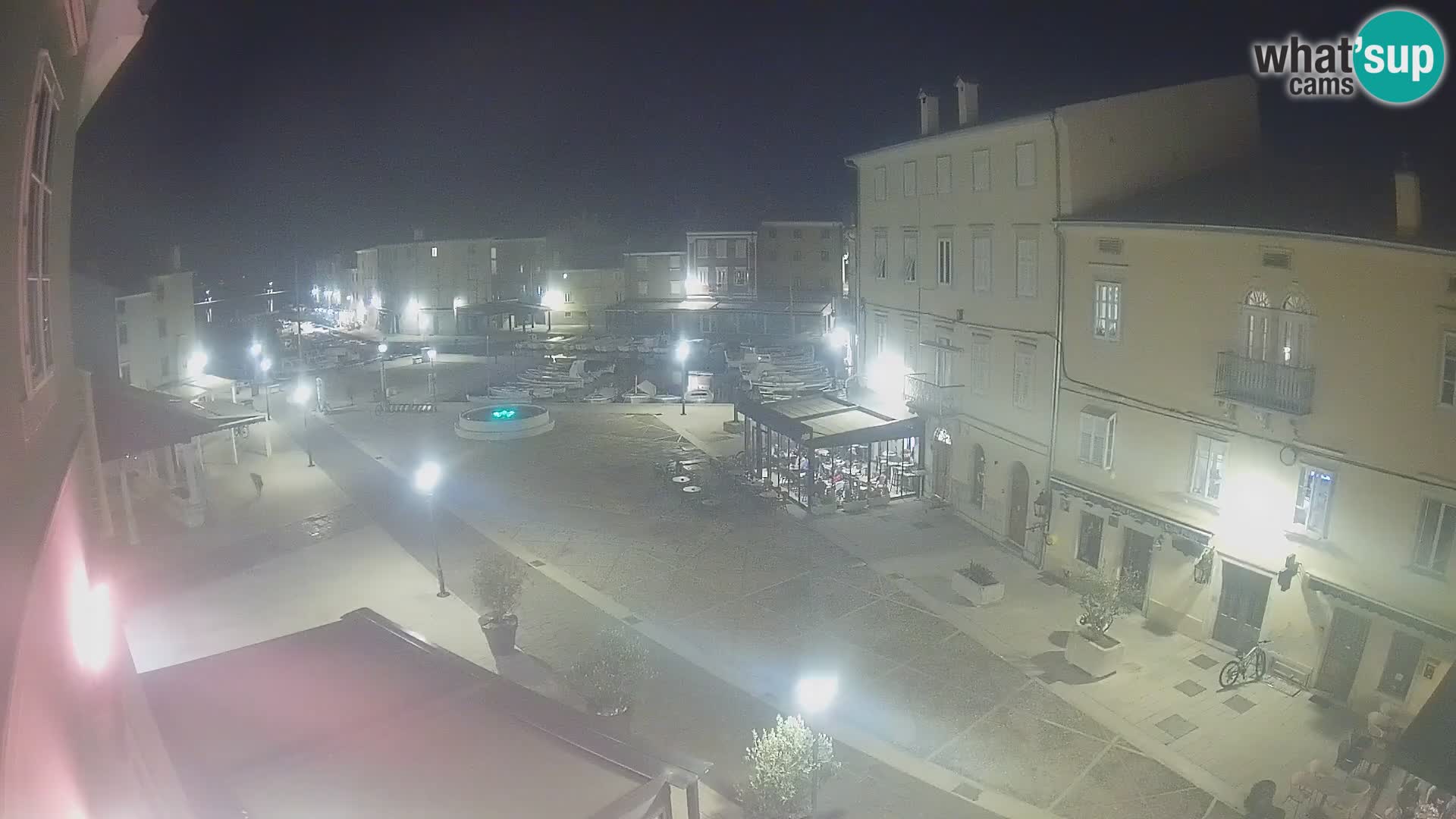 Web kamera Grad Cres – glavni trg i “mandrač” – otok Cres