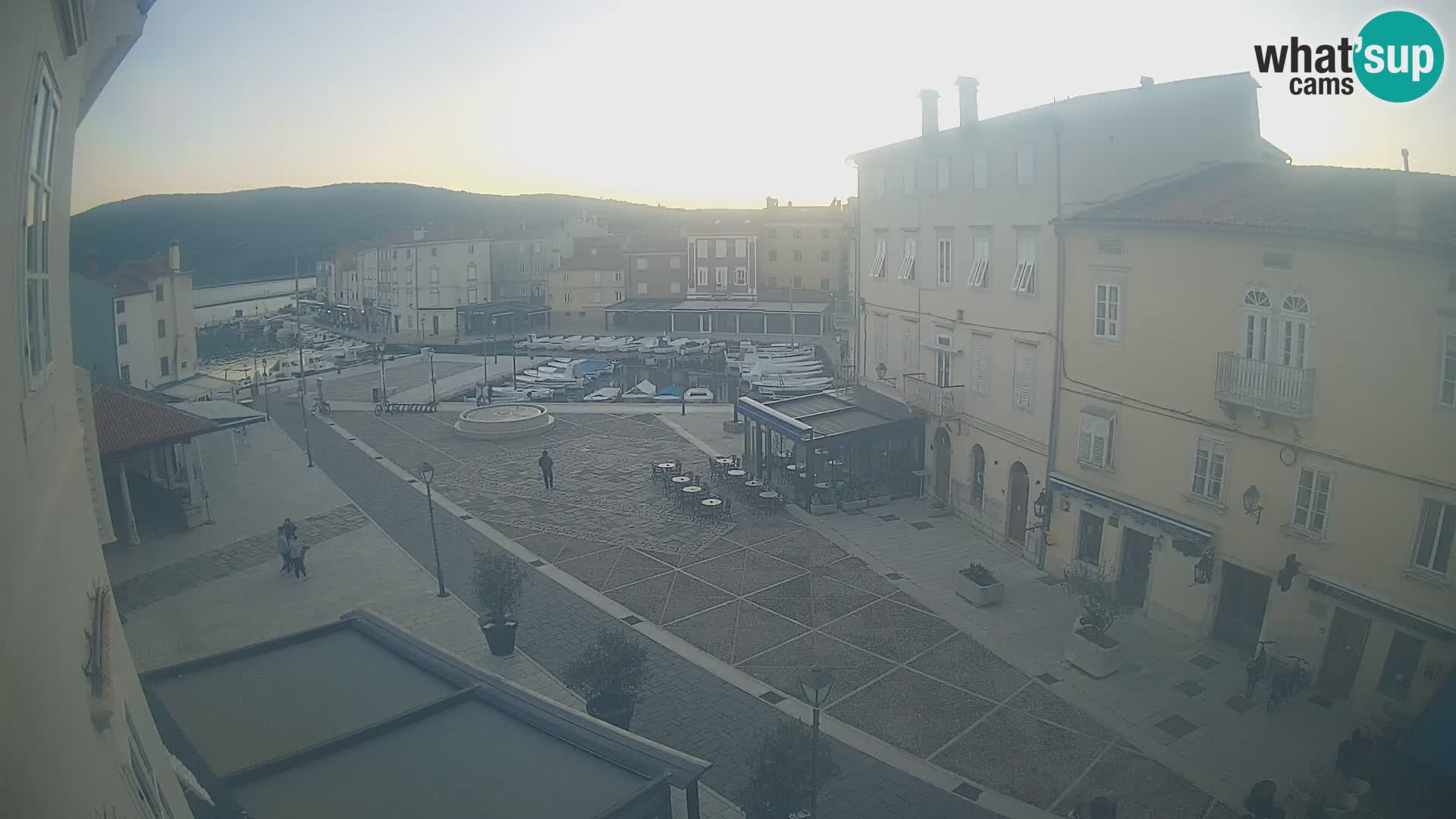 Cámara en vivo ciudad de Cres – plaza principal y “mandrač” – isla de Cres – Croacia