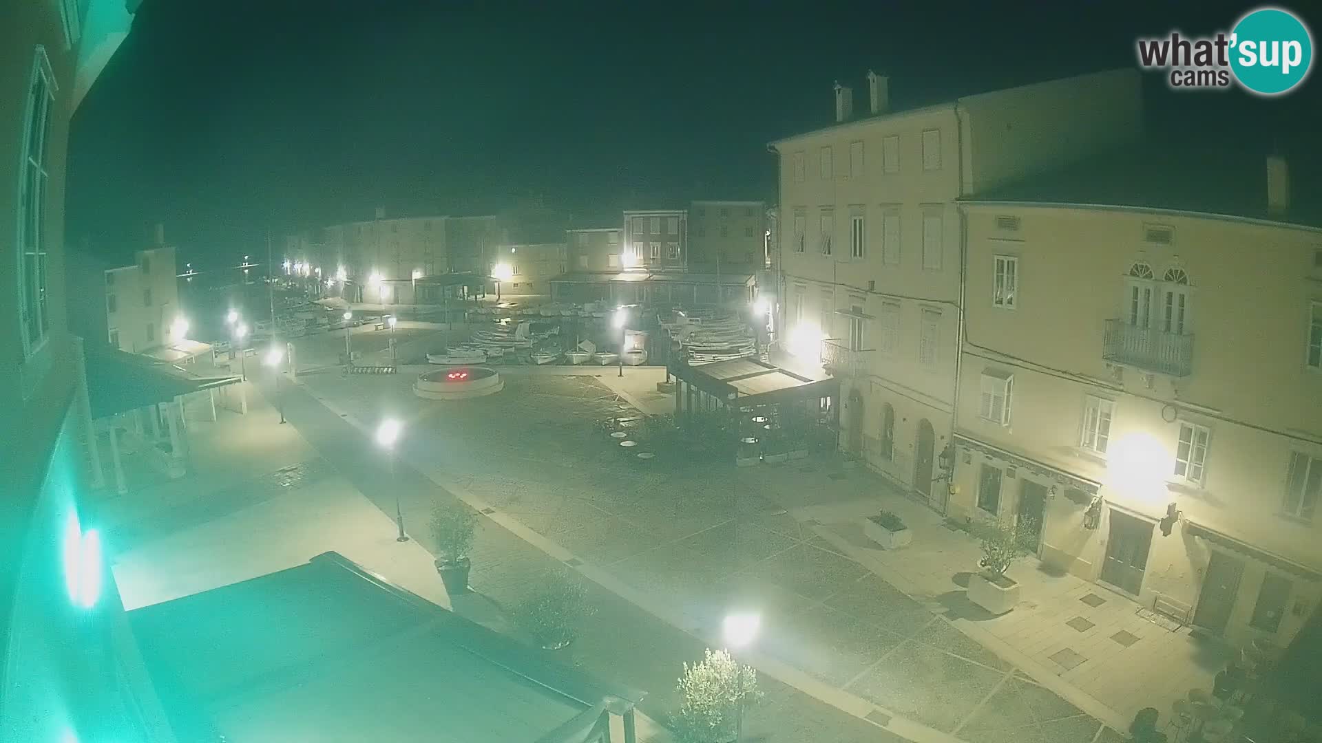 V ŽIVO spletna kamera Cres mesto – glavni trg in “mandrač” – otok Cres – Hrvaška