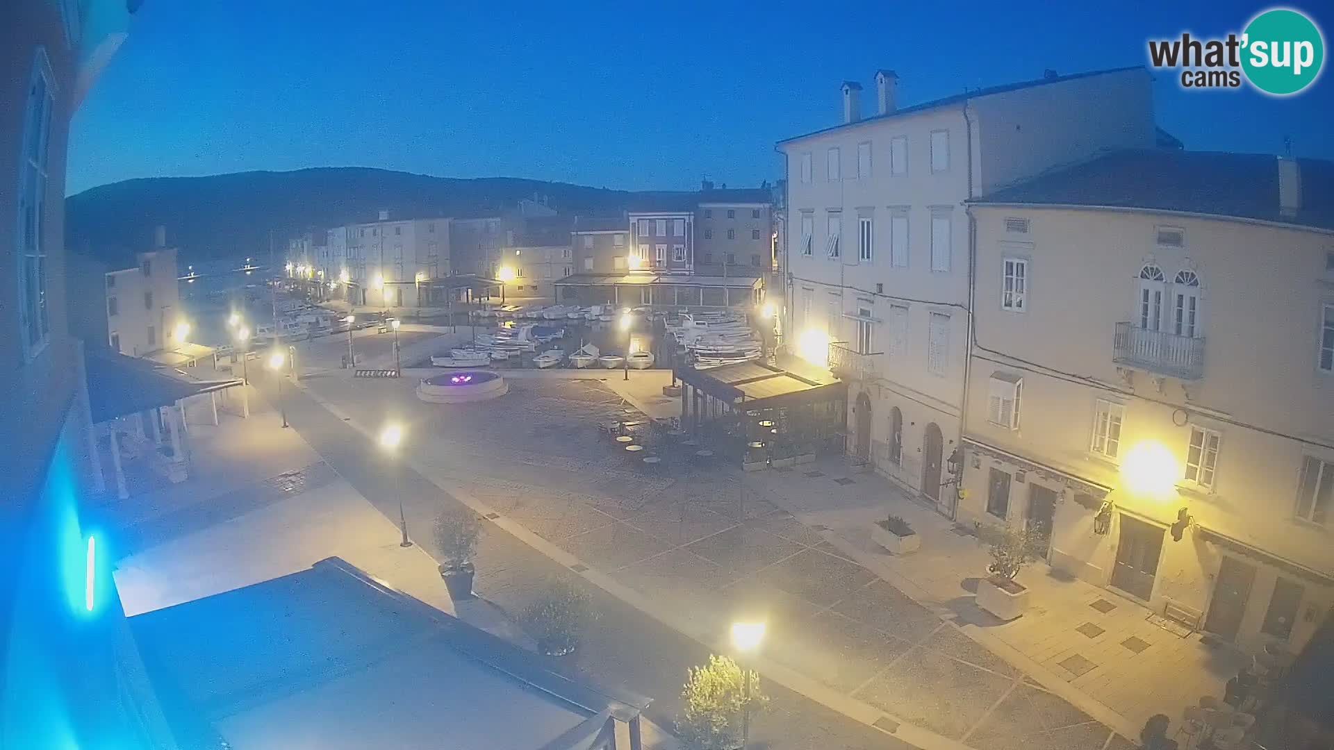 Cámara en vivo ciudad de Cres – plaza principal y “mandrač” – isla de Cres – Croacia