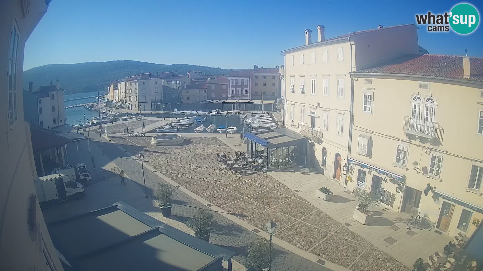 Web kamera Grad Cres – glavni trg i “mandrač” – otok Cres