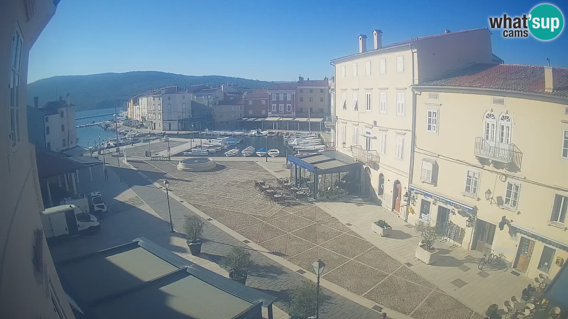 Cámara en vivo ciudad de Cres – plaza principal y “mandrač” – isla de Cres – Croacia