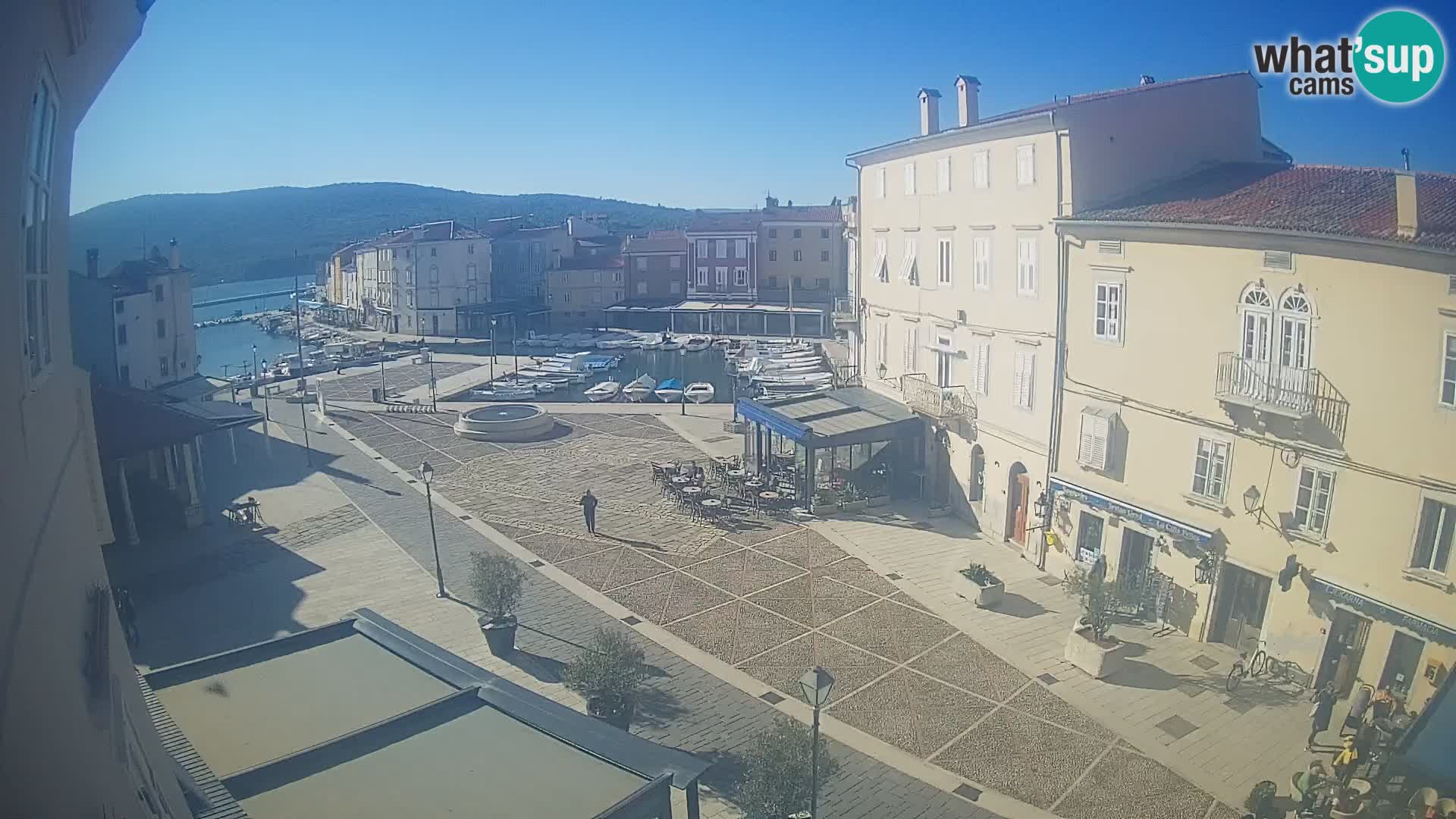 Web kamera Grad Cres – glavni trg i “mandrač” – otok Cres