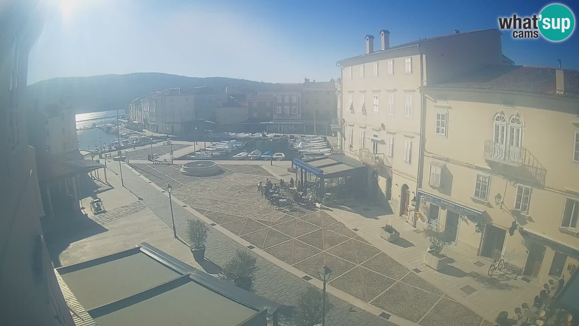Cámara en vivo ciudad de Cres – plaza principal y “mandrač” – isla de Cres – Croacia