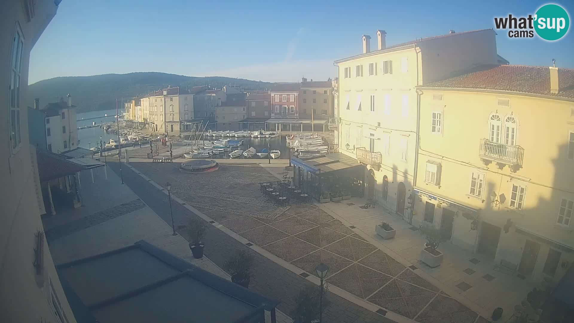 LIVE cam Cres city – place principale et “mandrač” – île de Cres – Croatie