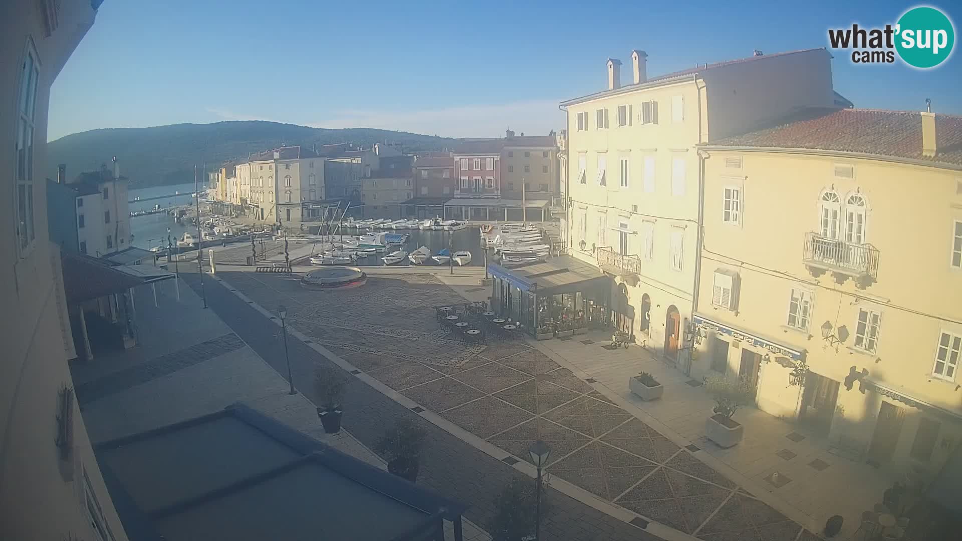 V ŽIVO spletna kamera Cres mesto – glavni trg in “mandrač” – otok Cres – Hrvaška