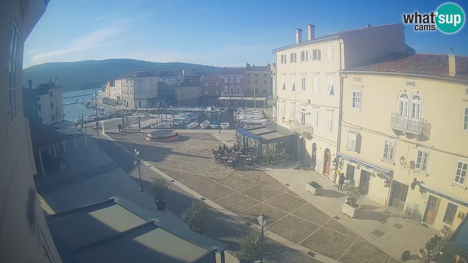 Cámara en vivo ciudad de Cres – plaza principal y “mandrač” – isla de Cres – Croacia