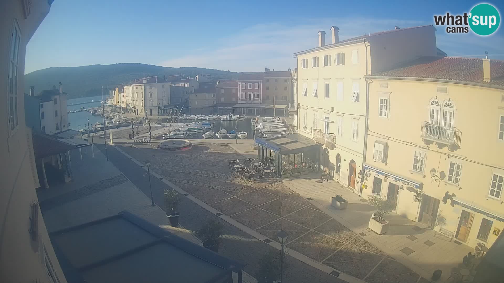 Web kamera Grad Cres – glavni trg i “mandrač” – otok Cres