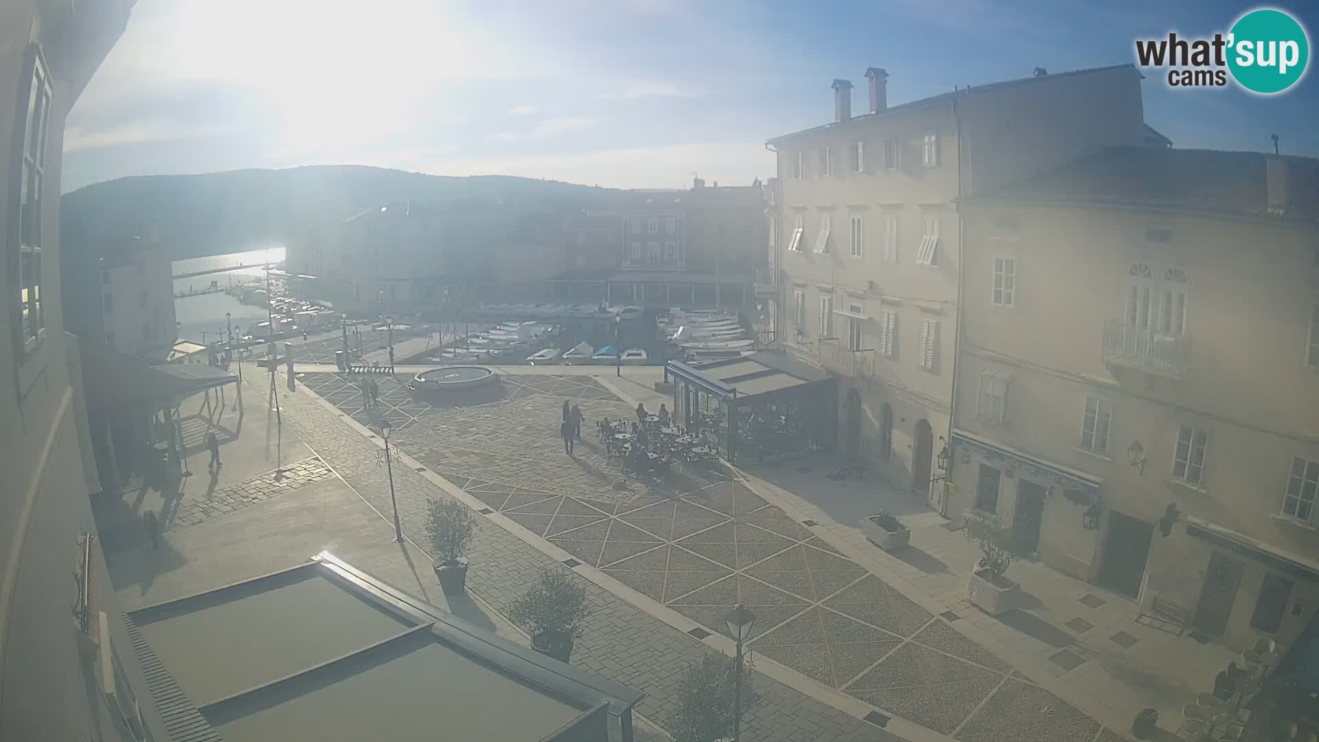 Kamera v ŽIVO Cres mesto – glavni trg in “mandrač” – otok Cres – Hrvaška