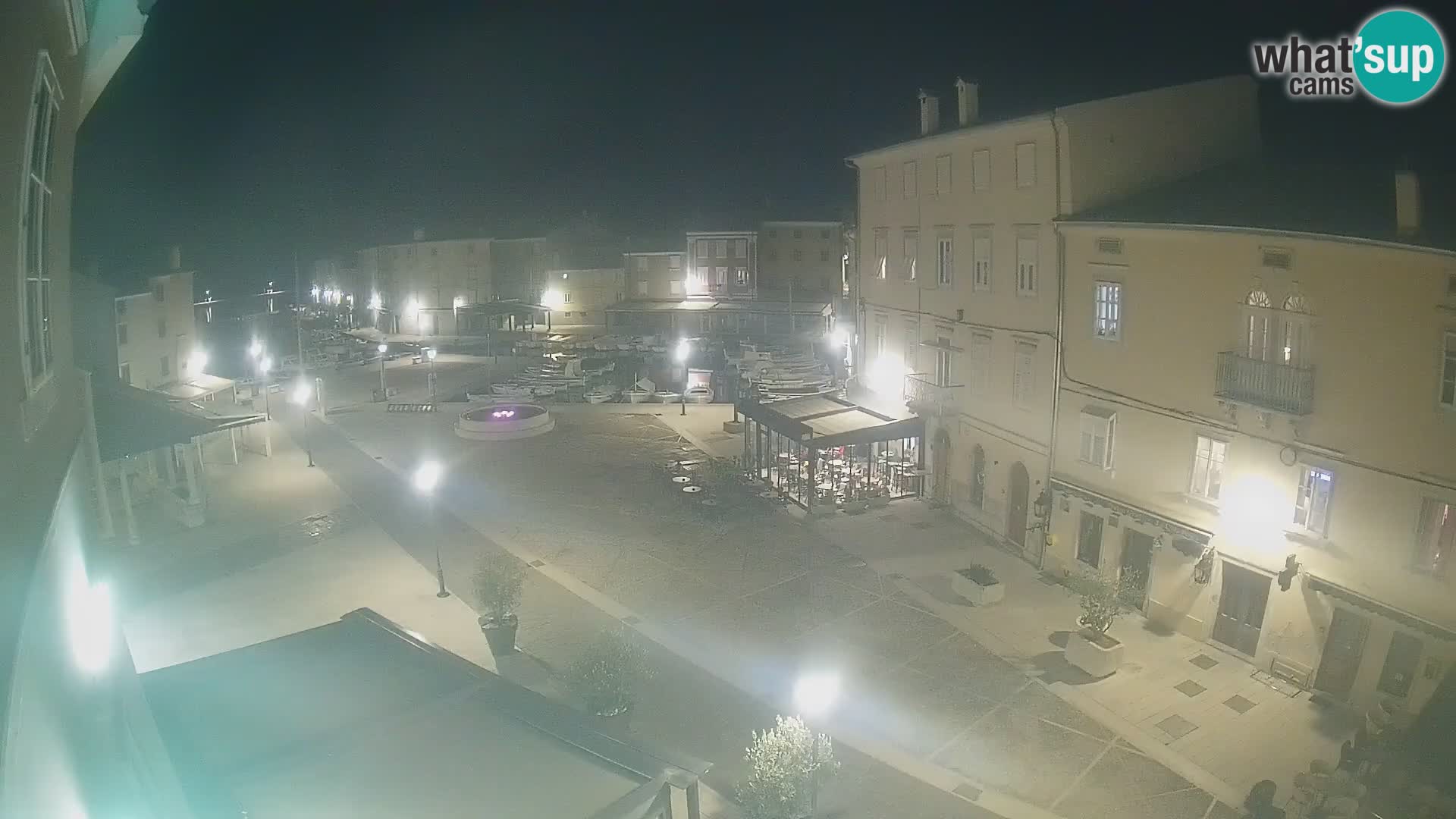 V ŽIVO spletna kamera Cres mesto – glavni trg in “mandrač” – otok Cres – Hrvaška