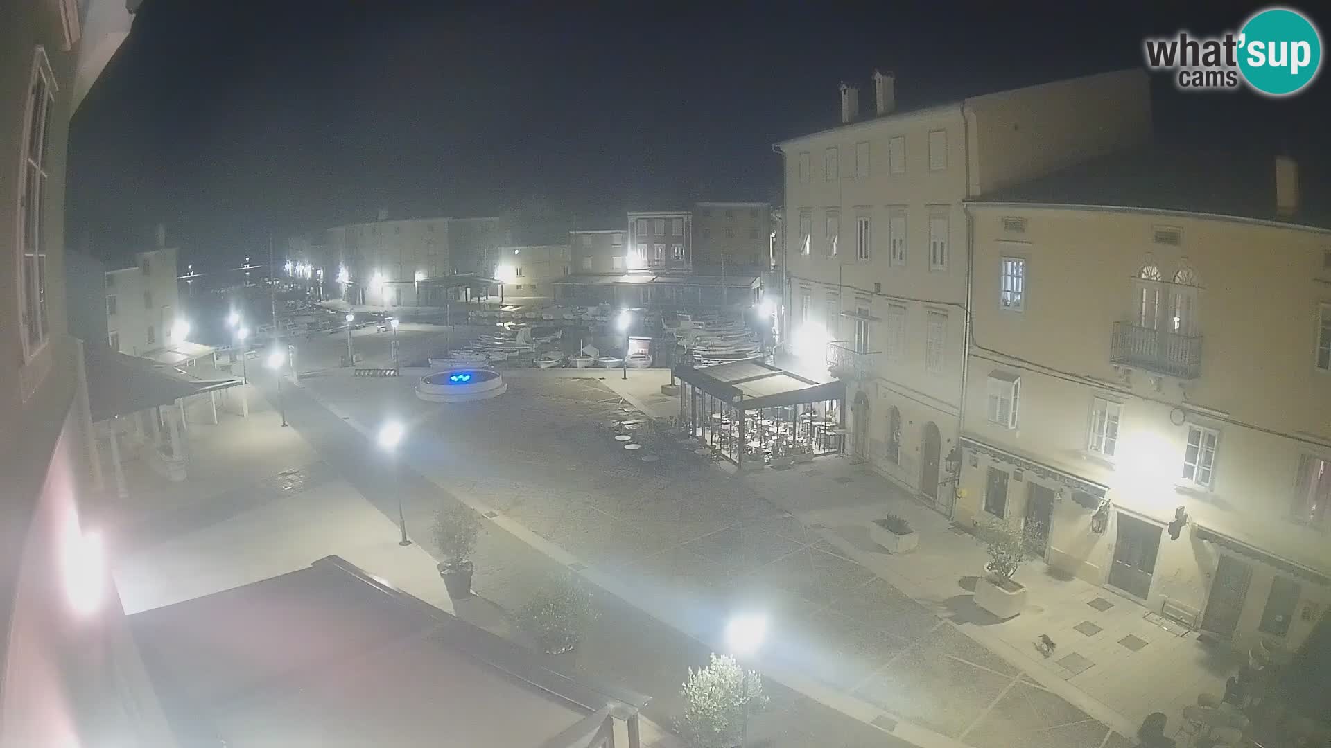 Web kamera Grad Cres – glavni trg i “mandrač” – otok Cres