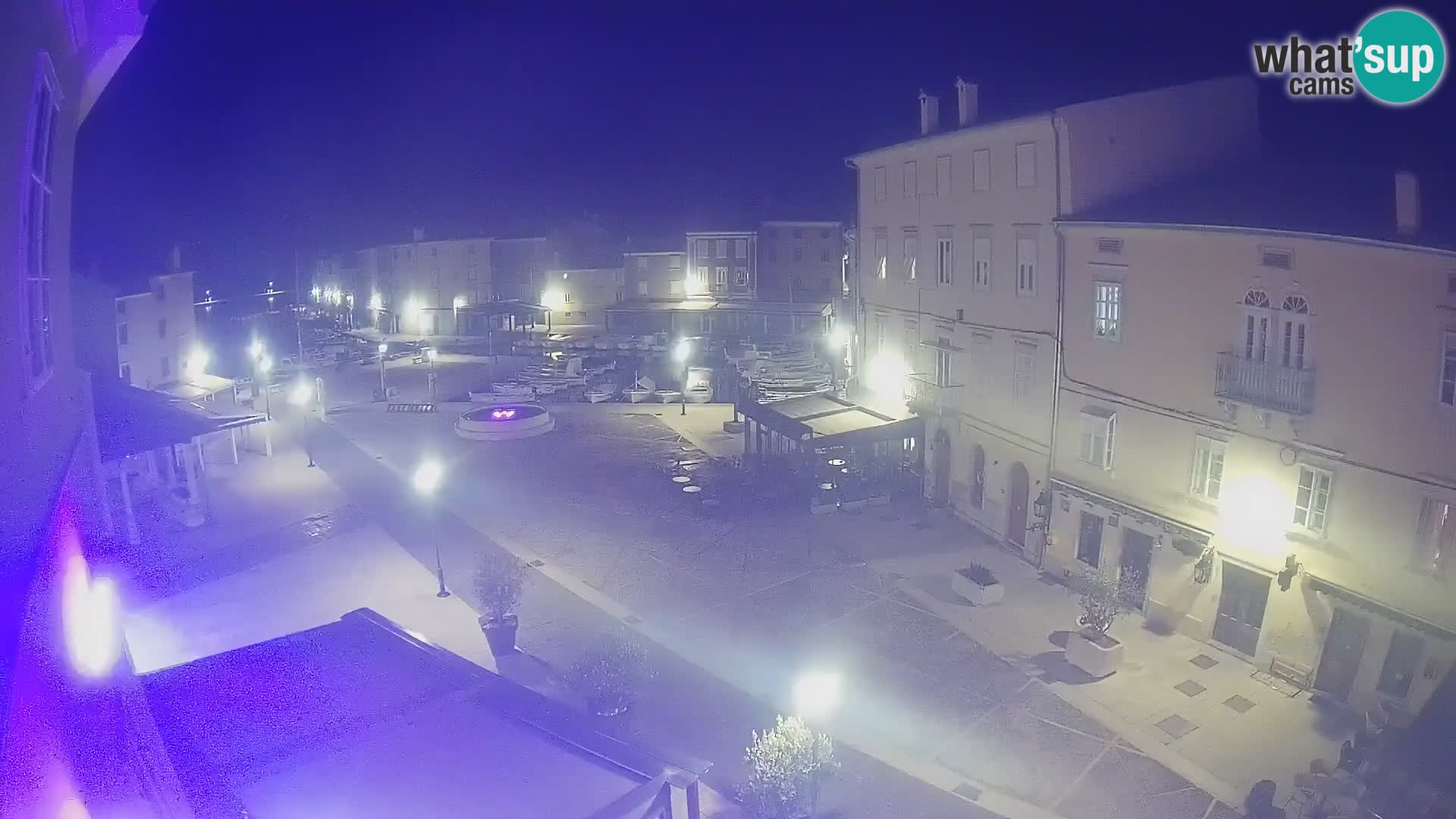 Web kamera Grad Cres – glavni trg i “mandrač” – otok Cres