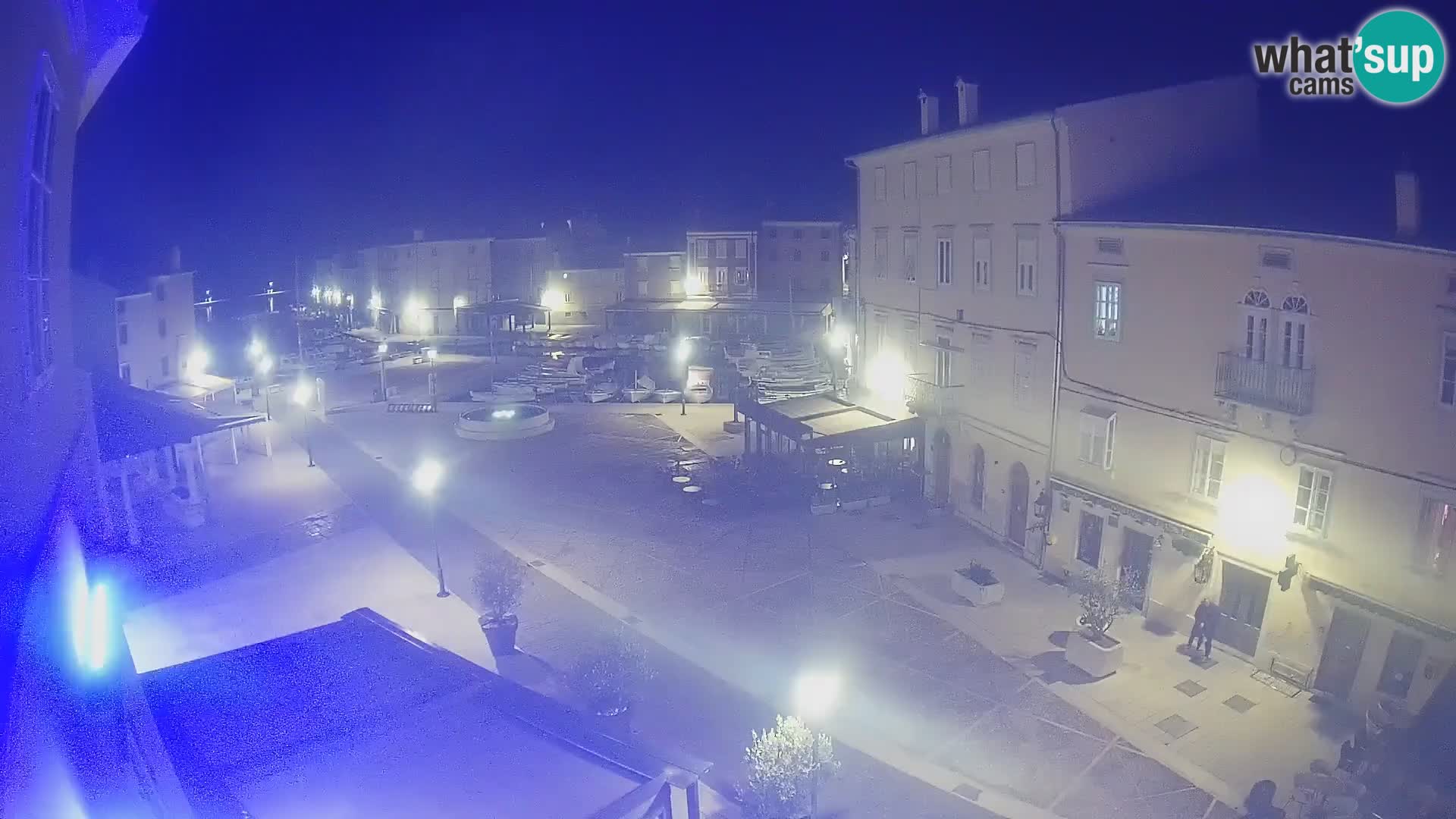 V ŽIVO spletna kamera Cres mesto – glavni trg in “mandrač” – otok Cres – Hrvaška