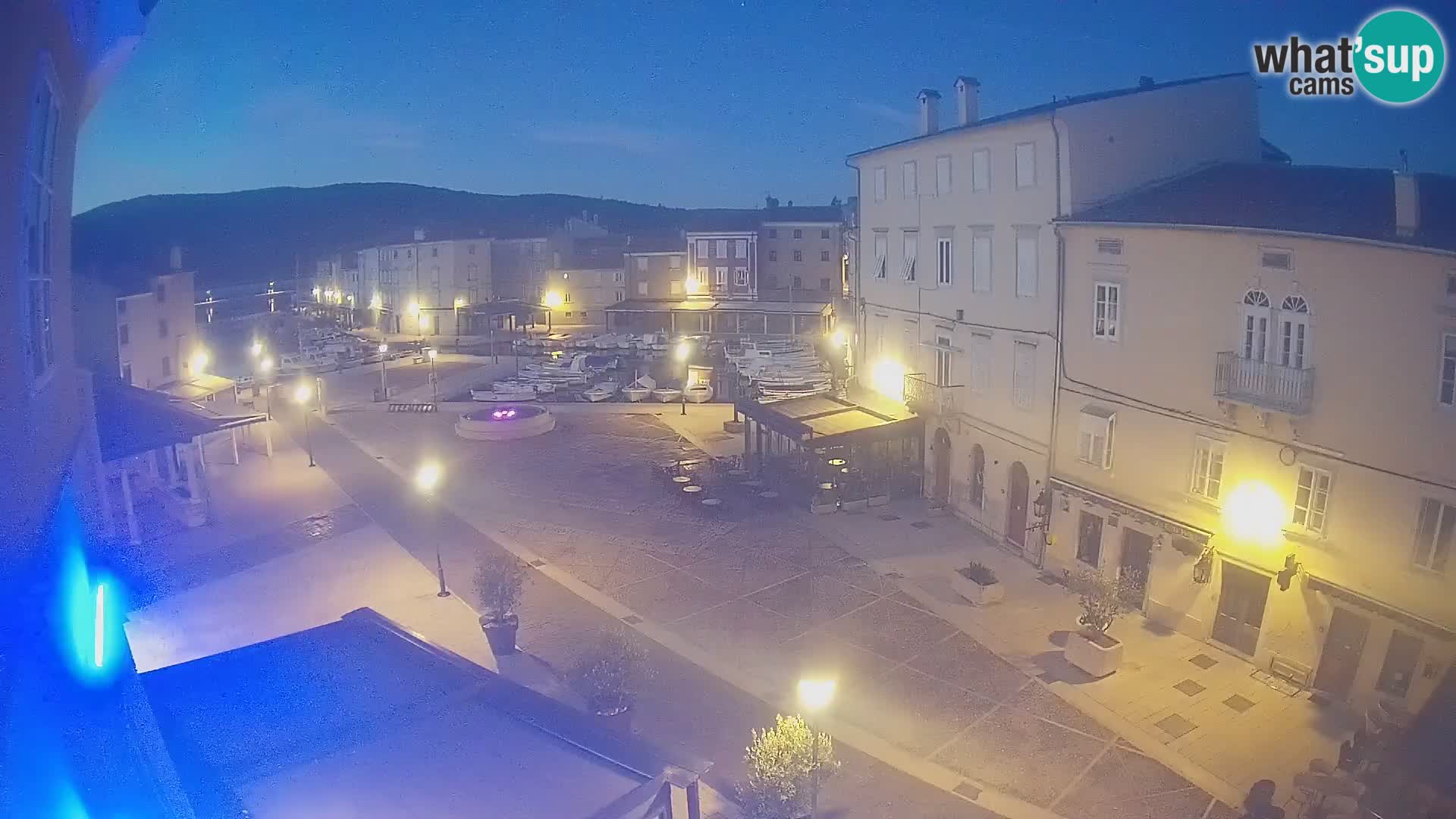 LIVE cam Cres city – place principale et “mandrač” – île de Cres – Croatie
