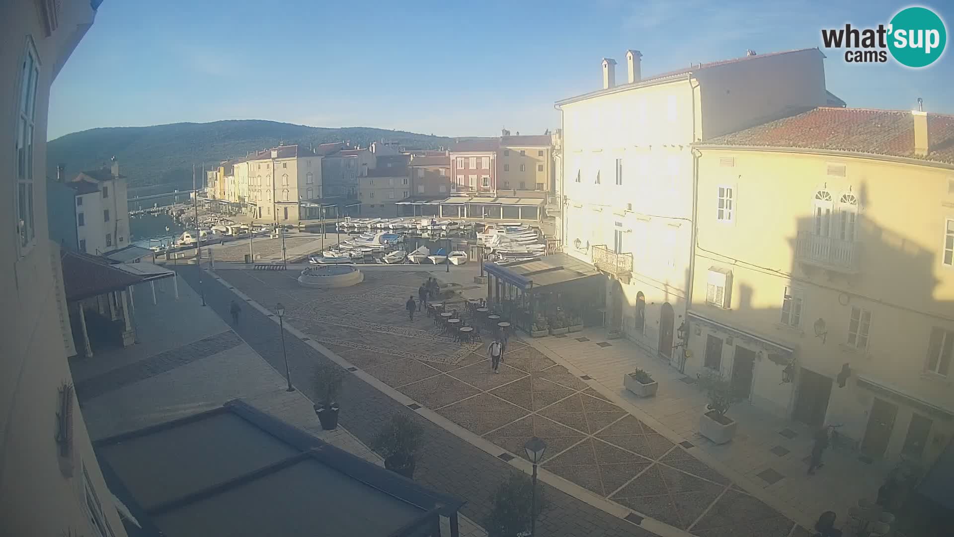 Cámara en vivo ciudad de Cres – plaza principal y “mandrač” – isla de Cres – Croacia