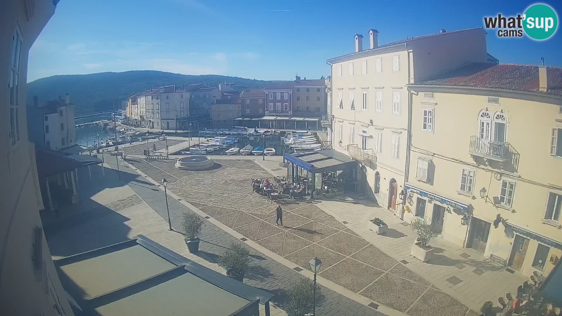 V ŽIVO spletna kamera Cres mesto – glavni trg in “mandrač” – otok Cres – Hrvaška