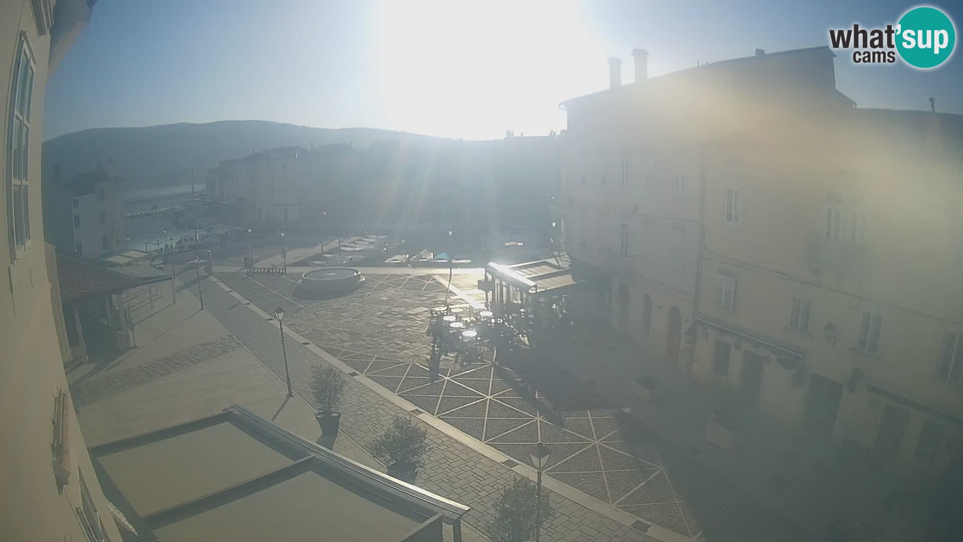 Cámara en vivo ciudad de Cres – plaza principal y “mandrač” – isla de Cres – Croacia