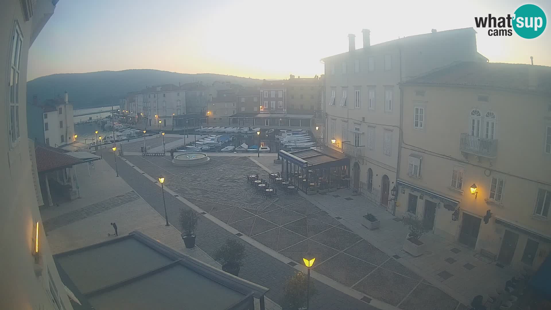 LIVE cam Cres city – place principale et “mandrač” – île de Cres – Croatie