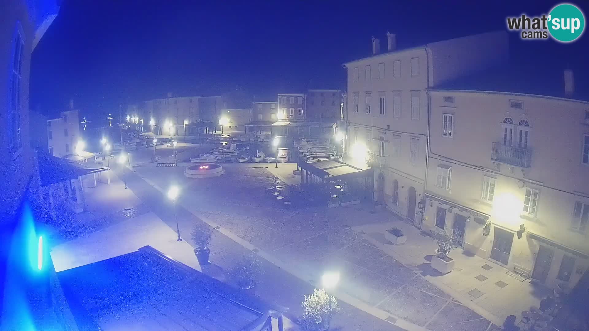 V ŽIVO spletna kamera Cres mesto – glavni trg in “mandrač” – otok Cres – Hrvaška