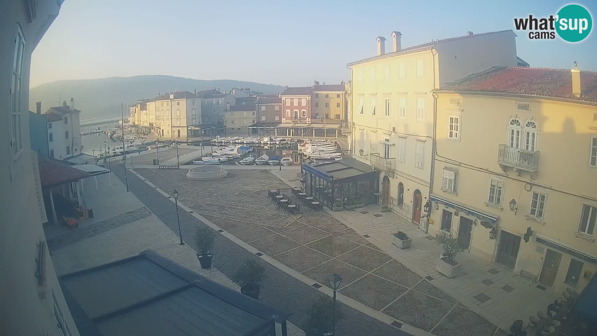 V ŽIVO spletna kamera Cres mesto – glavni trg in “mandrač” – otok Cres – Hrvaška