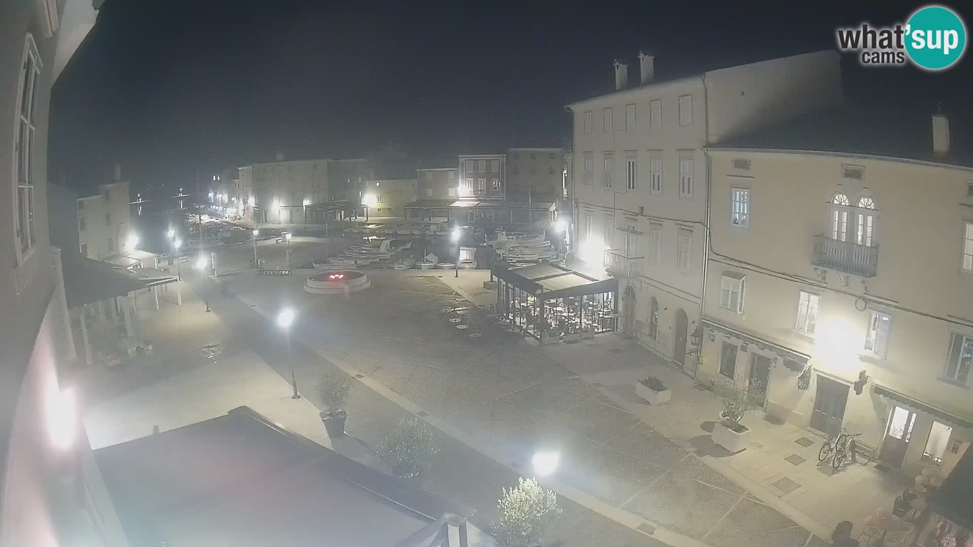 V ŽIVO spletna kamera Cres mesto – glavni trg in “mandrač” – otok Cres – Hrvaška